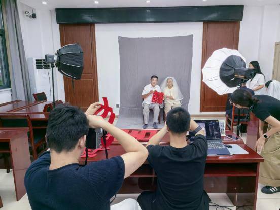 重溫甜蜜歲月 定格幸福夕陽——濉溪縣“團團照相館”為金婚老人拍攝“婚紗照”:婚紗照拍攝
